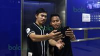 Andik Vermansah berfoto bersama penggemar yang merupakan tetangga di apartemennya di Selangor, Malaysia, Kamis (28/01/2016). (Bola.com/Nicklas Hanoatubun)