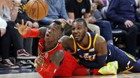 Guard Atlanta Hawks Dennis Schroder (kiri) berebut bola dengan forward Utah Jazz Jae Crowder pada laga NBA di Vivint Smart Home Arena, Selasa (20/3/2018) atau Rabu (21/3/2018) WIB. (AP Photo/Rick Bowmer)