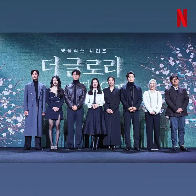 6 Potret Song Hye Kyo Tampil Monokrom di Jumpa Pers The Glory, Makin Cantik di Usia 41 Tahun