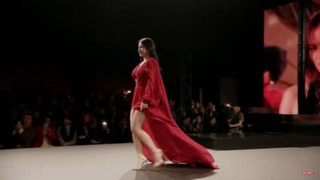 Ariel Tatum Debut di Paris Fashion Week