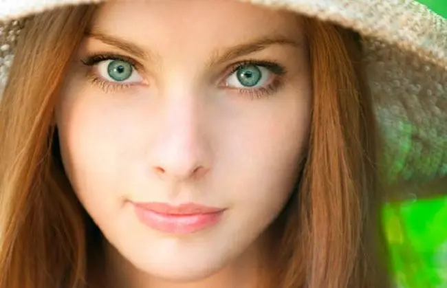 Wanita yang memiliki warna mata hijau. Source: peixeurbano.com.br
