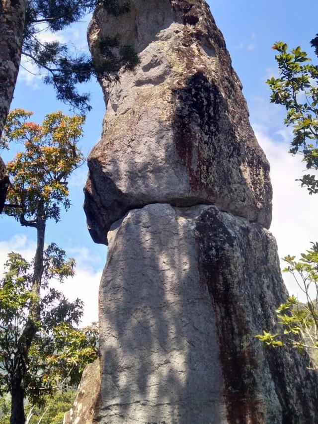 Batu bertingkat menjadi salah satu daya tarik kawasan desa wisata Linggaratu, Karangpawitan, Garut, Jawa Barat