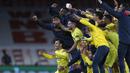 Para pemain Villarreal merayakan kelolosan ke final Liga Europa 2020/2021 usai bermain imbang 0-0 dengan Arsenal dalam laga leg kedua semifinal di Emirates Stadium, London, Kamis (6/5/2021). (AP/Alastair Grant)