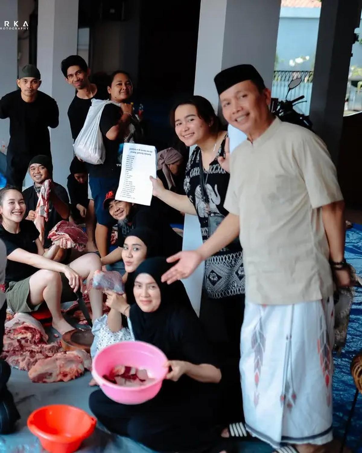 Potret Ayu Ting Ting Ikut Potong Daging Kurban, Tampil Santai Pakai Kaus dan Celana Pendek