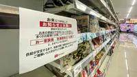 Rak beras kosong terlihat di sebuah supermarket di Distrik Koto, Tokyo, Jepang, 27 Agustus 2024. (AFP)