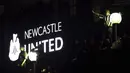 Pendukung Newcastle United merayakan di luar St. James'Park di Newcastle Upon Tyne, Inggris (7/10/20210). Perusahaan asal Arab Saudi itu mengambil alih kepemilikan The Magpies dari tangan pemilik sebelumnya, Mike Ashley. (AP Photo / Scott Heppell)