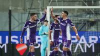 Pemain Fiorentina, Robin Gosens (kiri), merayakan gol pertama timnya bersama rekan setimnya Roberto Piccoli dalam pertandingan Serie A antara Fiorentina melawan Lazio di Florence, Italia, Senin, 13 April 2026. (Massimo Paolone/LaPresse via AP)