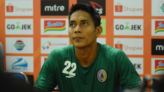 Bek PSS Sleman, Purwaka Yudi, dalam konferensi pers menjelang laga kontra Arema FC. PSS Vs Arema akan membuka Shopee Liga 1 2019, Rabu (15/5/2019) di Stadion Maguwoharjo, Sleman. (Bola.com/Vincentius Atmaja)