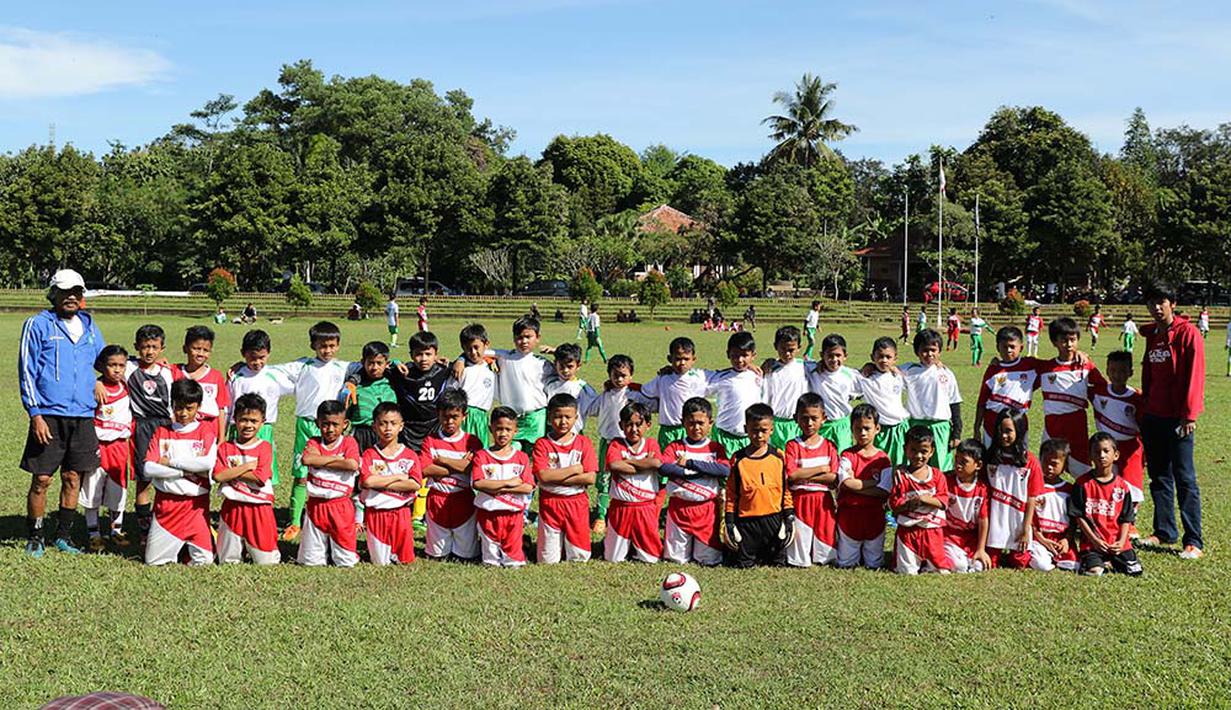 Anak-anak usia di bawah 10 tahun yang tergabung dalam Imran Soccer Academy (ISA) berfoto bersama dengan anak-anak dari SSB Ricky Yakobi sebelum bertanding. (Bolacom/Arief Bagus)
