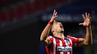 Penyerang Atletico Madrid, Luis Suarez berteriak setelah kehilangan peluang gol saat melawan Real Betis pada pertandingan La Liga di stadion Wanda Metropolitan di Madrid (24/10/2020). Suarez positif COVID-19 setelah Timnas Uruguay menjalani tes swab menjelang duel melawan Brasil. (AFP/Gabriel Bouys)