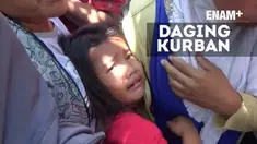 Sejumlah warga rela berdesakan untuk mendapatkan daging kurban di Tegal Jawa Tengah.
