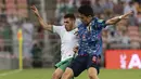 Gelandang Jepang, Wataru Endo berebut bola dengan pemain Arab Saudi, Sultan Al-Ghannam pada kualifikasi grup B zona Asia Piala Dunia Qatar 2022 di Stadion King Abdullah Sports City, Jeddah, Arab Saudi, Kamis (7/10/2021). Arab Saudi menang tipis atas Jepang 1-0. (AP Photo)