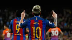 Penyerang Barcelona, Lionel Messi melakukan selebarasi setelah mencetak gol ketiganya pada pertandingan Liga Champion, FC Barcelona kontra Manchester City di stadion Camp Nou, Barcelona, Spanyol, Rabu (19/10). (Reuters/Albert Gea)