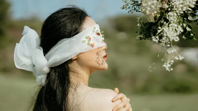 cinta buta menutup mata dengan kain