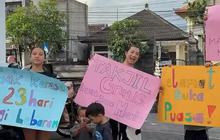 5 Potret Keseruan Jennifer Bachdim Ajak Keluarga Bagi-Bagi Takjil Gratis di Jalanan, Tak Lupa Bawa Karton Penyemangat