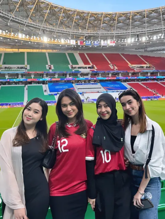 Jelang pertandingan dimulai, Azizah mengganti look-nya dengan jersey Indonesia berwarna merah [@azizahsalsha_]