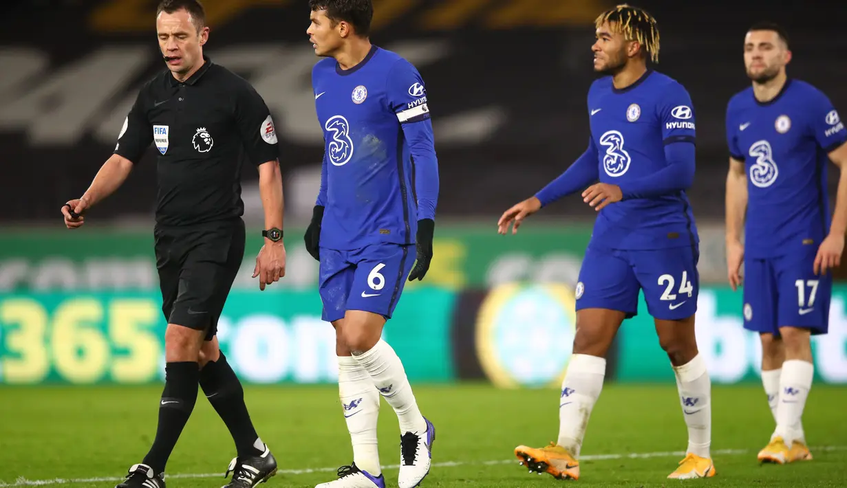 Para pemain Chelsea berbicara dengan wasit Stuart Attwell selama pertandingan melawan Wolverhampton Wanderers padapertandingan Liga Inggris di Stadion Molineux di Wolverhampton, Inggris, Rabu (16/12/2020). Kekalahan ini membuat Chelsea berada di urutan ke 5 Klasemen. (AFP Photo/Rui Vieira, Pool)