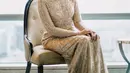 Dress hijab warna gold dengan taburan payet yang mewah kakak ipar Jessica Mila Emmy Alaydrus rancangan Studioboh.  [Foto: Instagram @emmyalaydrus]