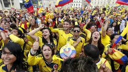 Puluhan ribu warga Kolombia berkumpul di Bolivar Square, Bogota, (28/6/2014) untuk menyaksikan dan merayakan sukses James Rodriguez dkk membekuk Uruguay 2-0 di Stadion Maracana, Rio de Janeiro, (29/6/2014). (REUTERS/John Vizcaino)