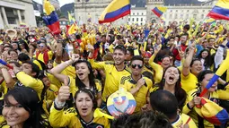 Puluhan ribu warga Kolombia berkumpul di Bolivar Square, Bogota, (28/6/2014) untuk menyaksikan dan merayakan sukses James Rodriguez dkk membekuk Uruguay 2-0 di Stadion Maracana, Rio de Janeiro, (29/6/2014). (REUTERS/John Vizcaino)