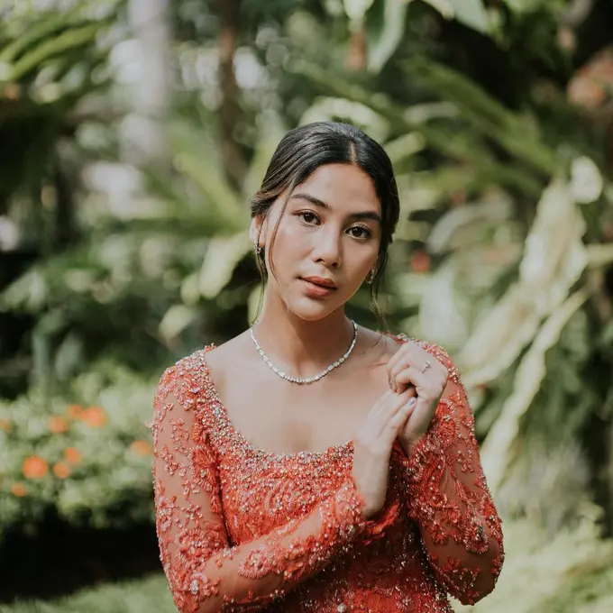 8 Pesona Adinda Thomas Pemeran KKN di Desa Penari Berkebaya Peach di Momen Lamaran