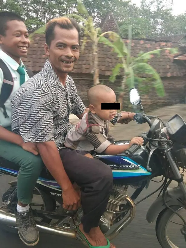 Ngakak, Begini Tingkah Absurd Orangtua Saat Mengasuh Anak