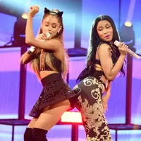 Waahh.. sepertinya persahabatan Nicki Minaj dan Ariana Grande semakin kuat saja ya. (MuzWave)