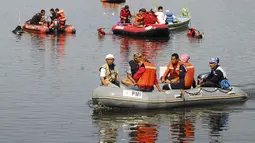 Tim gabungan penyelamat melakukan penyisiran untuk mencari korban hilang di Setu Cikaret, Cibinong, Bogor, Jabar, (4/8/2014). (ANTARA FOTO/Jafkhairi)