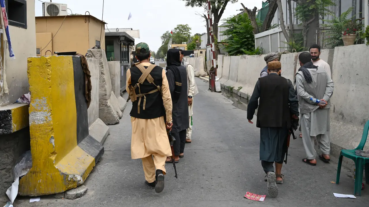 Patroli Pejuang Taliban di Kota Kabul