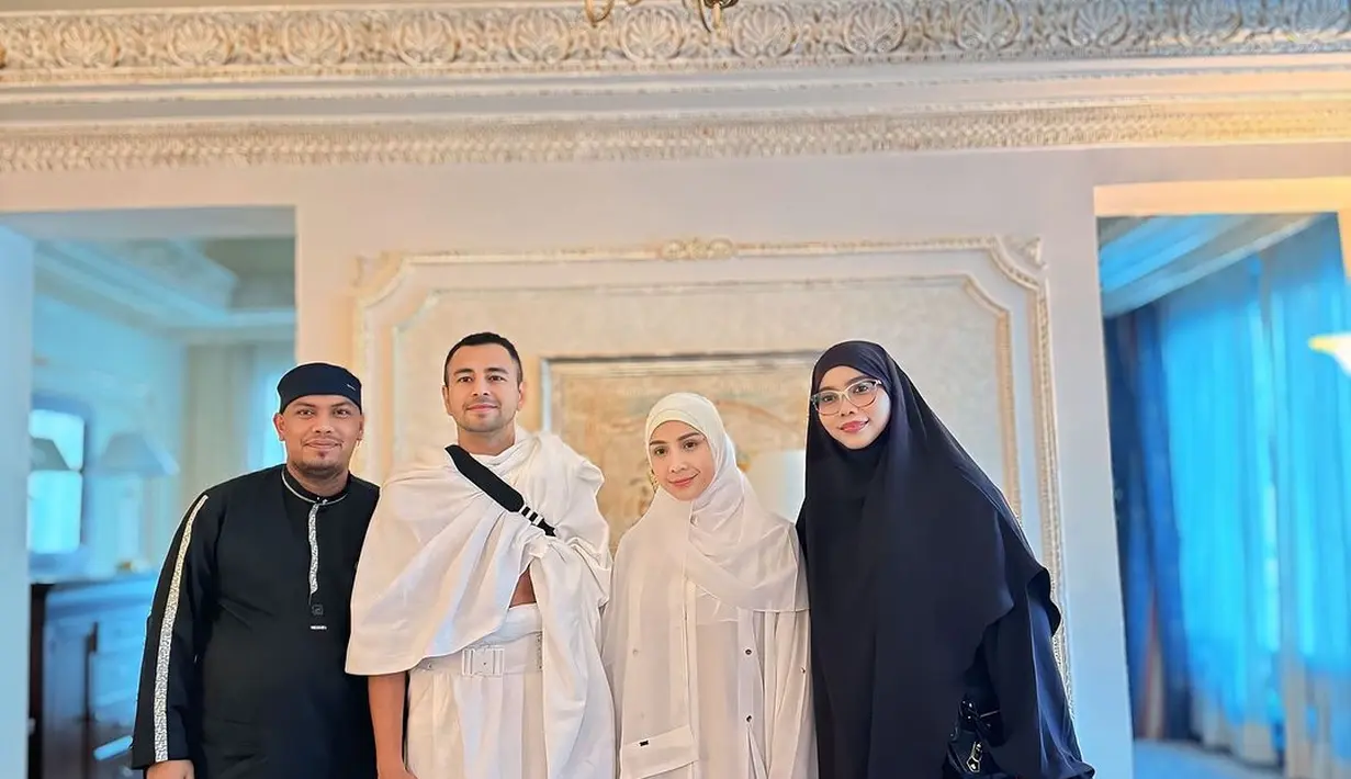 Selain hitam. Gamis dan pashmina warna putih jadi pilihan sempurna untuk umrah. Seperti penampilan Nagita satu ini. [@raffinagita1717]
