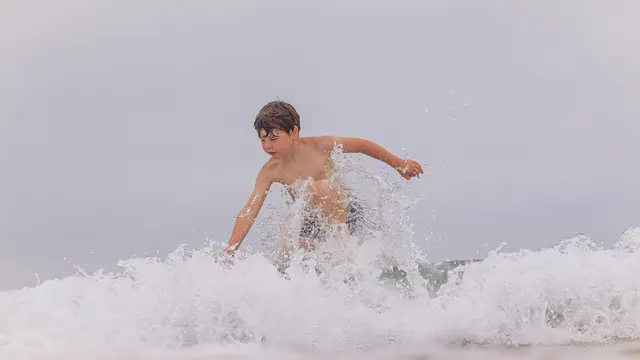 Anak bermain surfing