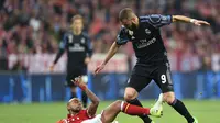 Gelandang Bayern Munchen, Arturo Vidal (kiri) dan penyerang Real Madrid, Karim Benzema, berduel pada laga di Allianz Arena, Kamis (13/4/2017) dini hari WIB. Bayern Munchen kalah 1-2 dari Real Madrid.  (AFP/Christof Stache)