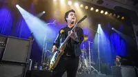 Personel grup band Green Day Billie Joe Armstrong tampil di Metro, Chicago, Amerika Serikat, 29 Juli 2022. (Photo by Amy Harris/Invision/AP)
