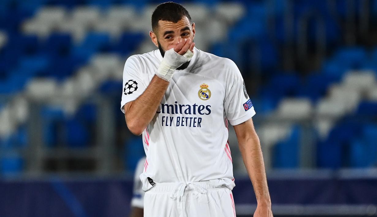 Striker Real Madrid, Karim Benzema, tampak kecewa usai dikalahkan Shaktar Donetsk pada laga Liga Champions 2020/2021 di Estadio Alfredo Di Stefano, Rabu (21/10/2020) malam WIB. Real Madrid kalah 2-3 oleh Shaktar Donetsk. (AFP/Gabriel Bouys)