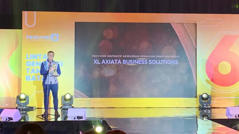 Group Head-Enterprise Product & Marketing PT XL Axiata, Sharif Lukman Mahfoedz, menerima penghargaan Anugerah Inspiratif di Ajang Festival 6 2023 dari Liputan6.com.