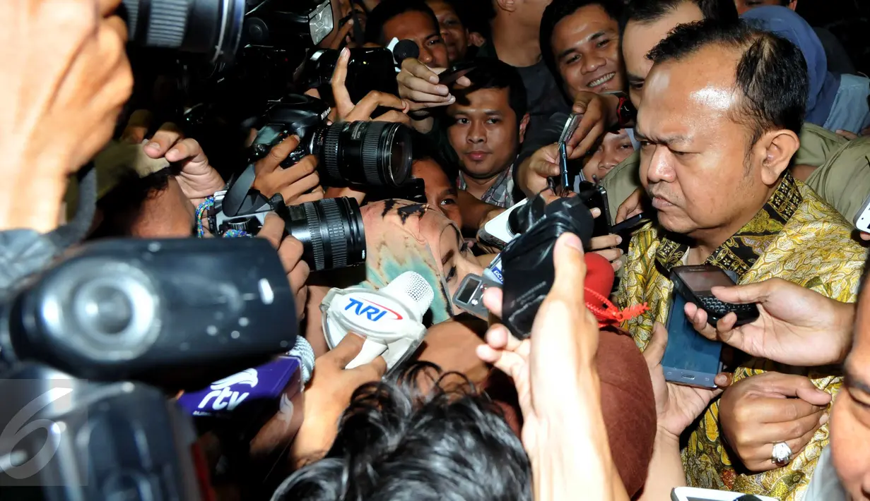 Wartawan langsung menyerbu Patrice Rio Capella usai diperiksa KPK, Jakarta, Jumat (16/10/2015). Patrice diperiksa selama 12 jam dan memilih bungkam kepada wartawan. (Liputan6.com/Helmi Afandi)
