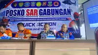 Pencarian terhadap rombongan jurnalis yang hilang kontak di perairan Selat Sunda hingga kini belum membuahkan hasil. Tim SAR gabungan mempersempit area pencarian. (Liputan6.com/Rifqy Alief Abiyya)