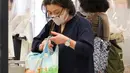 Seorang pelanggan menggunakan tas belanja sendiri untuk membawa barang-barang di sebuah toko di Tokyo, Jepang, pada 1 Juli 2020. Pemerintah menerapkan kebijakan ini sebagai langkah untuk menekan penggunaan kantong plastik yang berlebihan dan melindungi lingkungan. (Xinhua/Du Xiaoyi)