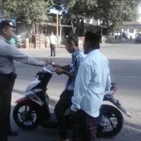 Ada-ada saja cara Polres Ngawi sosialisasikan penggunaan helm!