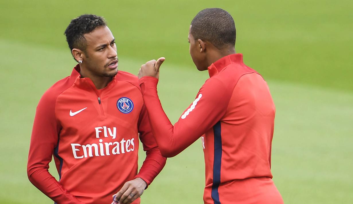 Pemain baru Paris Saint-Germain, Kylian Mbappe, berbincang dengan Neymar Jr, saat sesi latihan di Paris, Rabu (6/9/2017). Striker 18 tahun tersebut menjalani latihan perdananya bersama armada Les Parisiens. (AFP/Christophe Simon)