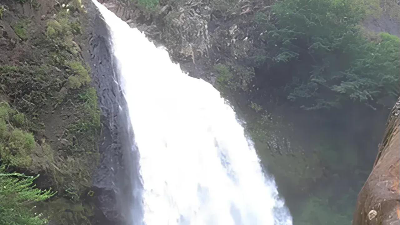 Pesona Curug Nyogong di Garut, Masih Asri dengan Air Terjun yang Mengalir di Batu-batu Besar