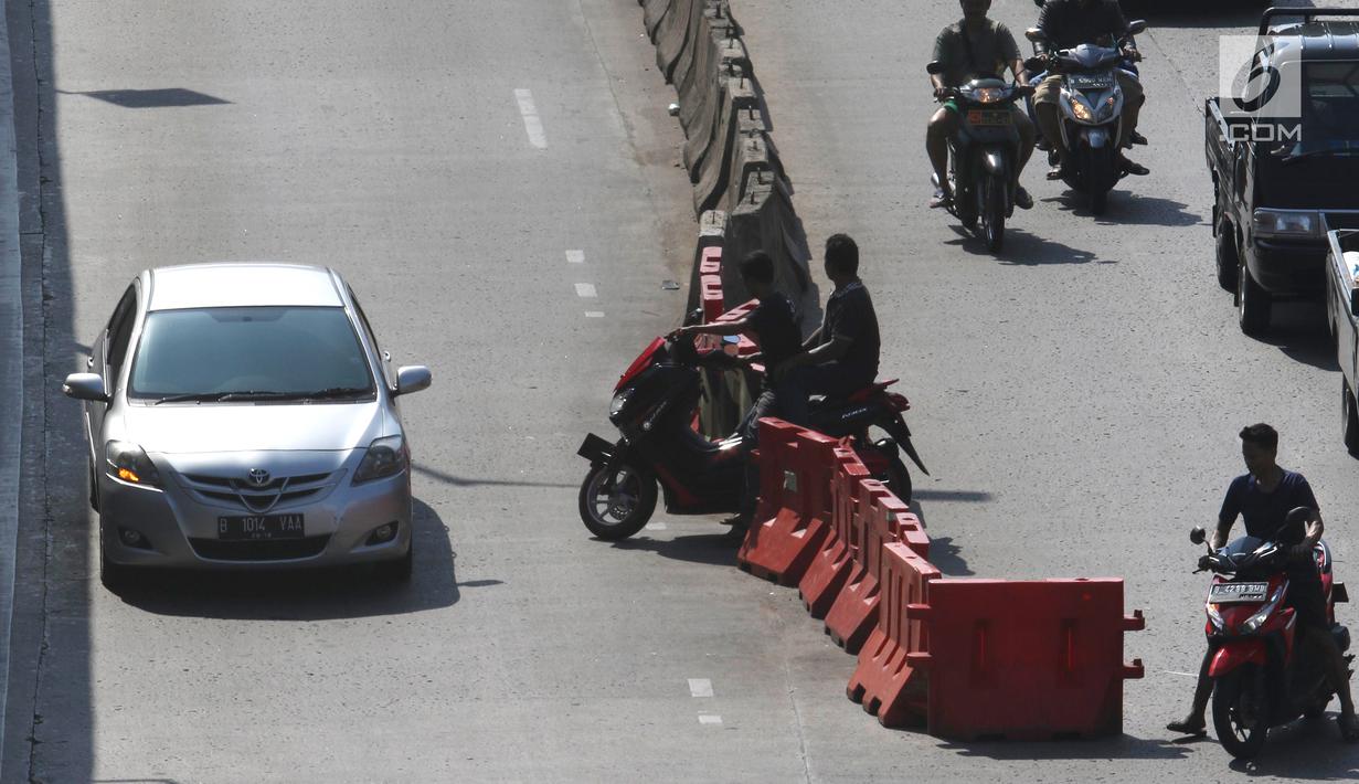 Pengendara sepeda motor melawan arah di kawasan Petukangan, Jakarta, Senin (18/6). Banyak pengendara mengabaikan keselamatan berlalu lintas di momen libur Lebaran dengan melawan arah hingga tidak mengenakan helm saat berkendara. (Liputan6.com/AnggaYuniar)