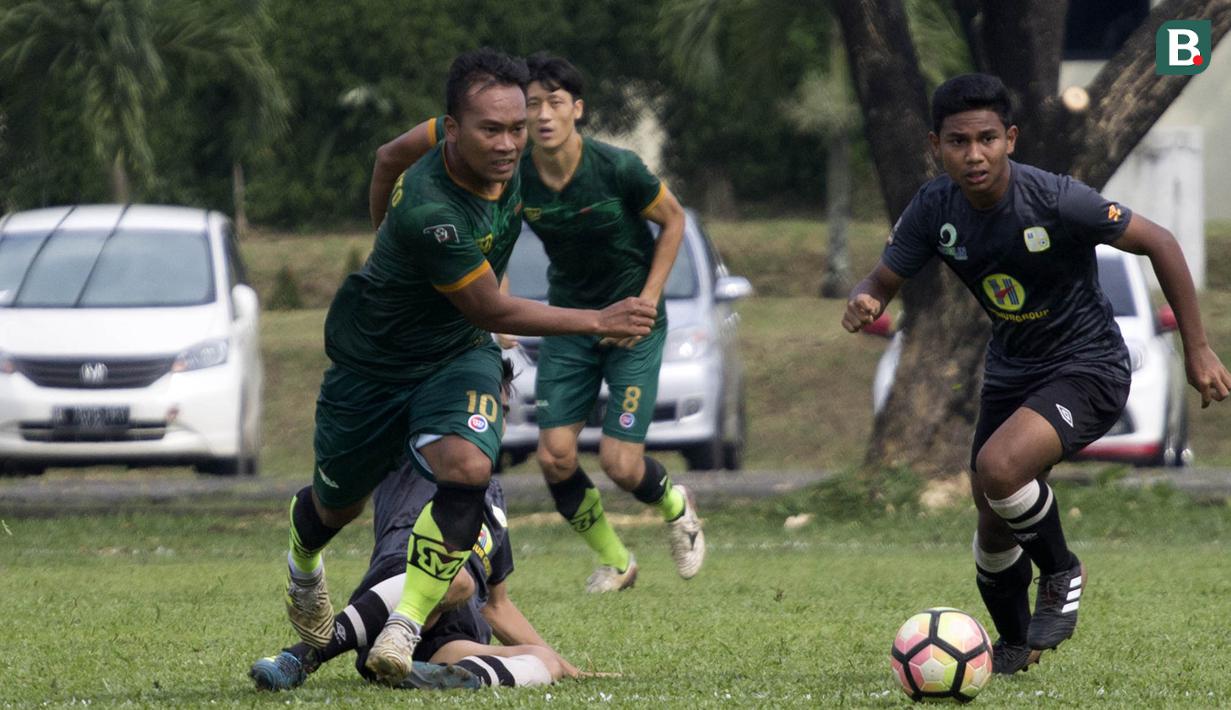 Gelandang PS Tira, Wawan Febrianto, mengejar bola saat melawan Barito Putera pada laga persahabatan di Lapangan Bais, Bogor, Kamis (22/2/2018). PS Tira kalah 1-2 dari Barito Putera. (Bola.com/Asprilla Dwi Adha)