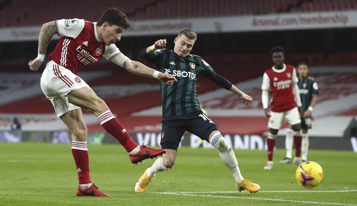 Bek Arsenal, Hector Bellerin (kiri) melepaskan tendangan yang berbuah gol ketiga timnya ke gawang Leeds United dalam laga lanjutan Liga Inggris 2020/21 pekan ke-24 di Emirates Stadium, London, Minggu (14/2/2021). Arsenal menang 4-2 atas Leeds United. (AP/Catherine Ivill/Pool)