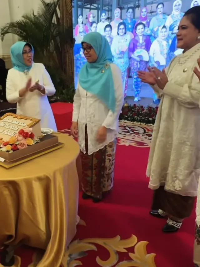 Potret kemeriahan halal bihalal dan rapat OASE Kabinet Indonesia Maju (Sumber: Instagram/annisayudhoyono)