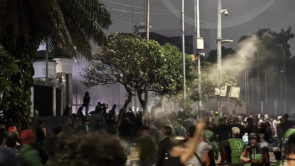 Demo Depan DPR Malam Ini, Massa Bubar Disemprot Water Cannon