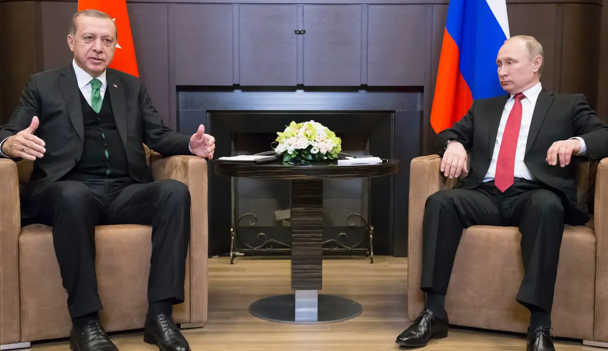 Presiden Turki  Recep Tayyip Erdogan (kiri) berharap pertemuannya dengan Putin menjadi era baru dalam penyelesaian konflik di Suriah dan Iraq, Sochi, Rusia, Rabu (3/5). (AFP PHOTO /POOL/ Alexander Zemlianichenko)