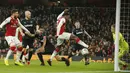 Aksi Danny Welbeck (tengah) saat mencetak gol ke gawang West Ham pada laga Piala Liga Inggris di Emirates Stadium, London, (19/12/2017). Arsenal menang 1-0. (AP/Alastair Grant)