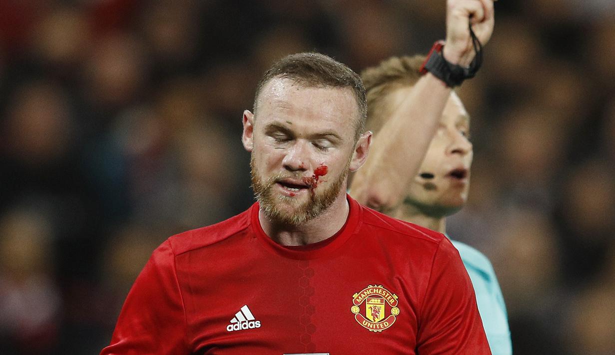 Wajah bintang Manchester United, BWayne Rooney berdarah akibat benturan saat timnya melawan West Ham United pada laga Piala Liga Inggris di Stadion Old Trafford, (30/11/2016). MU menang 4-1. (Reuters/Phil Noble)