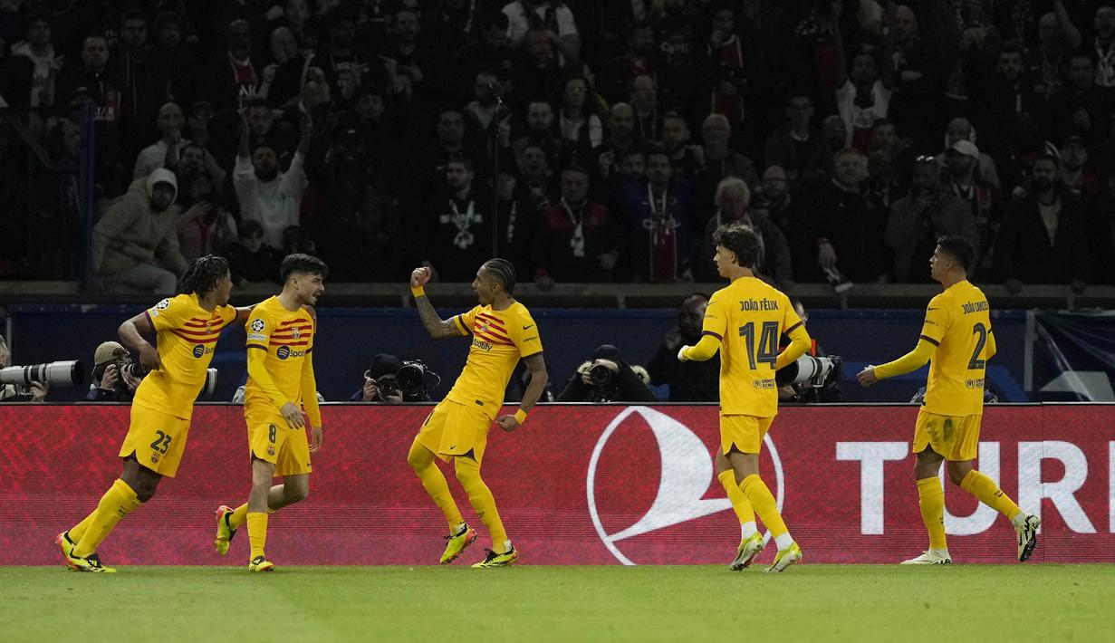 Pemain Barcelona, Raphinha, melakukan selebrasi setelah mencetak gol ke gawang Paris Saint-Germain pada laga leg pertama perempat final Liga Champions di Stadion Parc des Princes, Kamis (11/4/2024). (AP Photo/Lewis Joly)